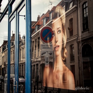 La femme à la fenêtre - Vieux Lille - Photo : Gilderic